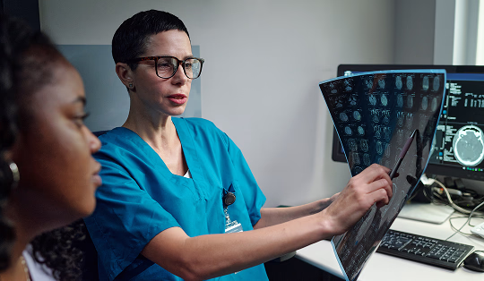 Home radiology reading workstation with diagnostic monitors